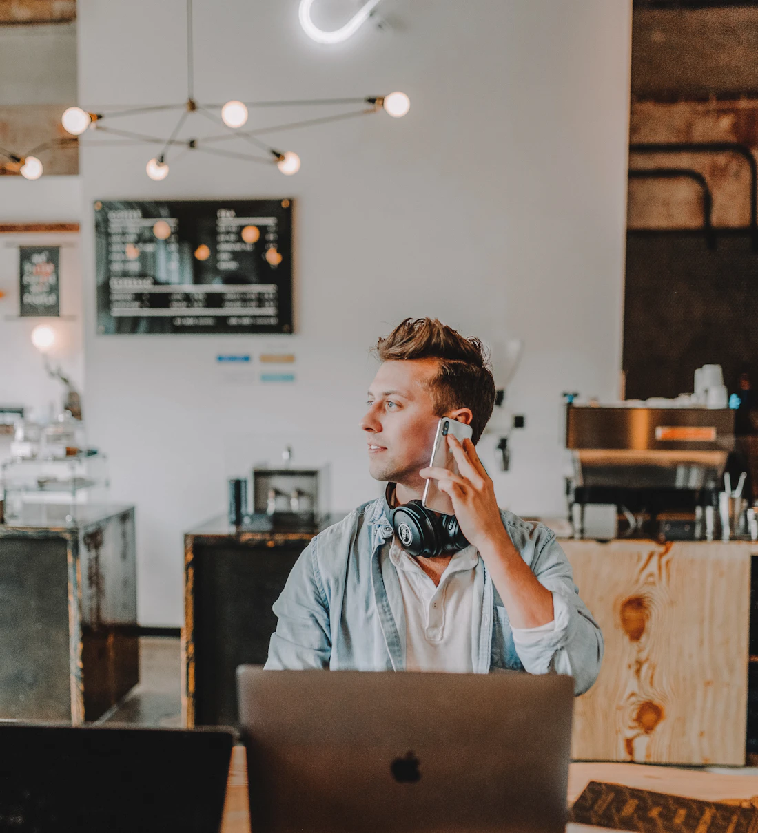 Vendedor em ligação com um cliente na mesa de trabalho